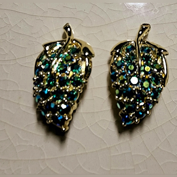 Vintage brilliant green blue Firestone Aurora Borealis grape clip on earrings - Picture 2 of 8